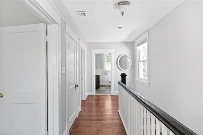 Building Photo - Quintessential Northside House