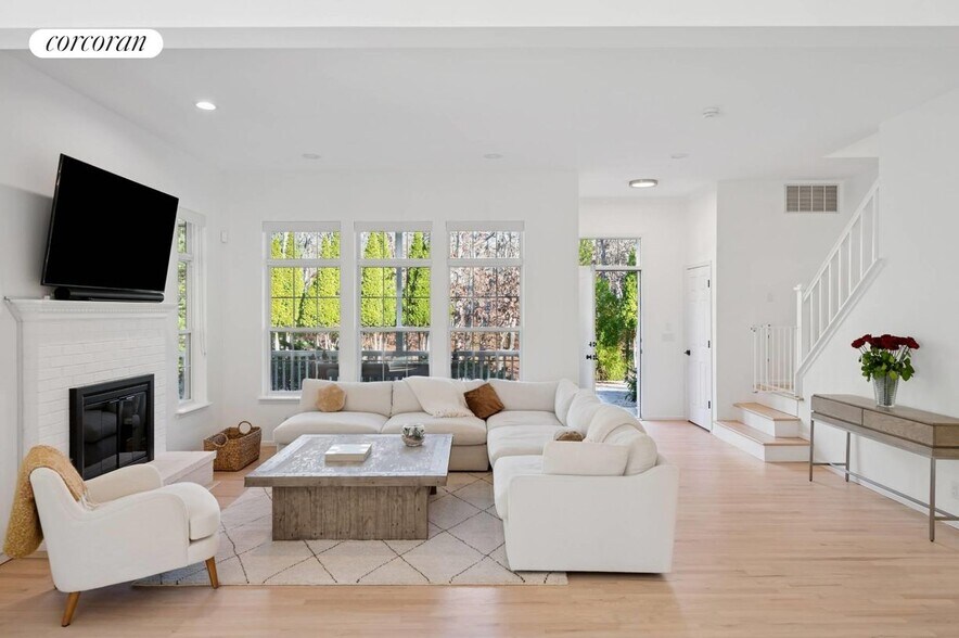 Building Photo - 5 Van Scoys Path E