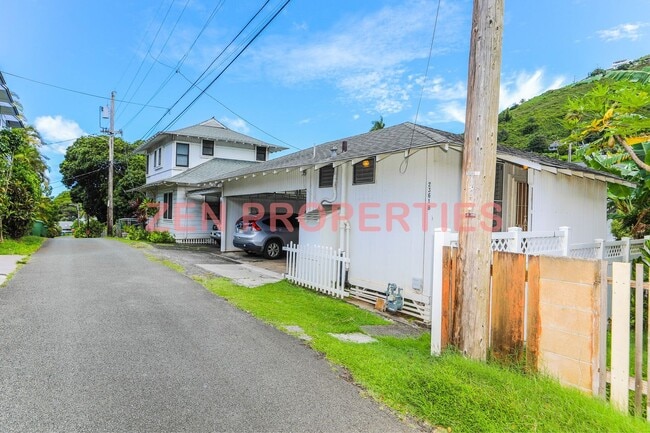 Building Photo - 2361 E Manoa Rd
