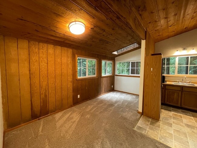 Building Photo - One bedroom Private Hilltop home washer, d...