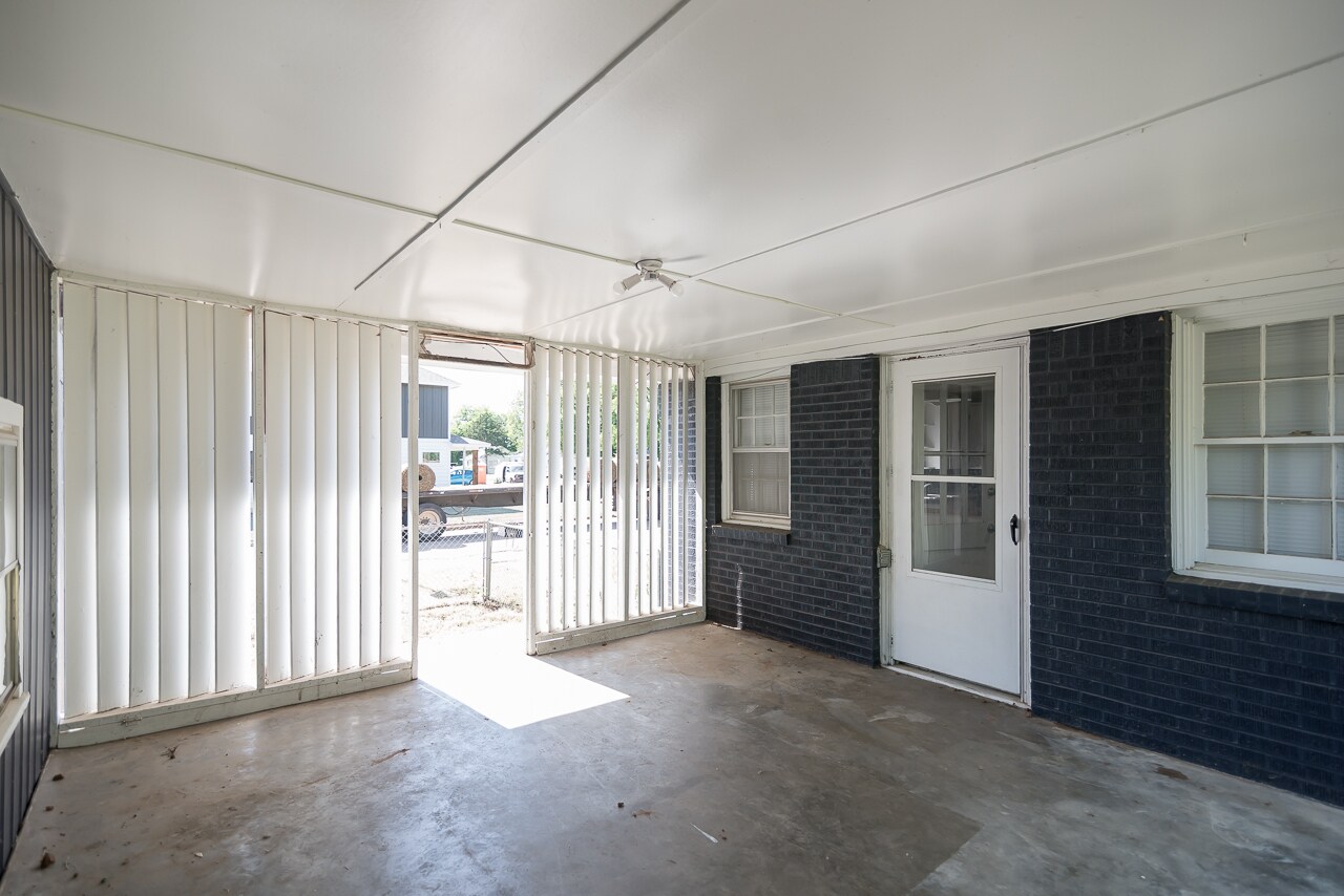 Building Photo - 2025 W Admiral Rd