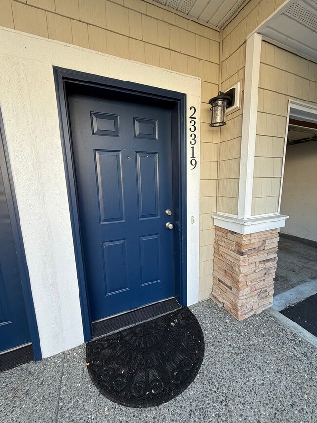 Building Photo - Updated Kent Townhome - Private Garage & AC