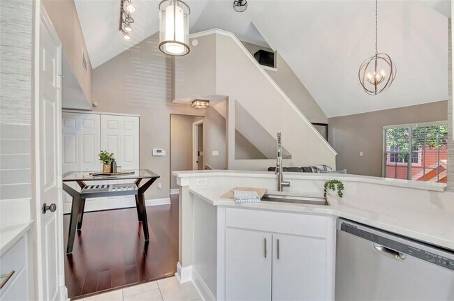 Building Photo - 9130 Lake Chase Island Way