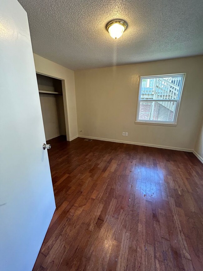 Building Photo - 5220 Elm St
