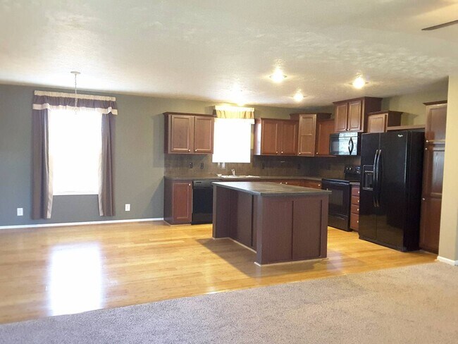 Building Photo - 3 Bedroom Single Family Home!