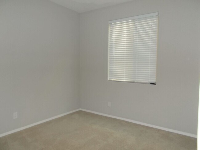 Building Photo - Spacious 3-Bed, 2-Bath Home in Prime Las Vegas Location