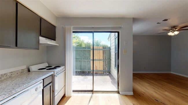 Building Photo - 725 Peppertree Dr