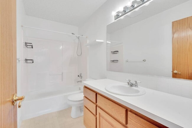 Building Photo - Bright, roomy 3-bdrm/2-bath home w/ office...