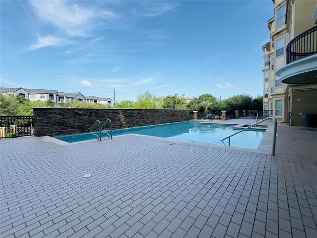 Building Photo - 7575 Kirby Dr