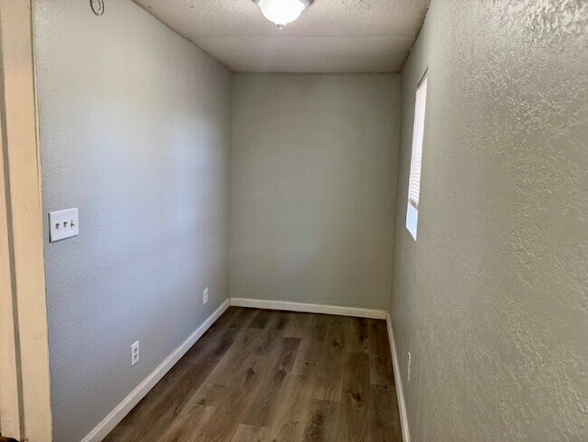 Building Photo - Updated Rear Unit