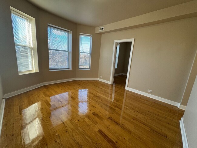 Building Photo - 6507 S Ingleside Ave