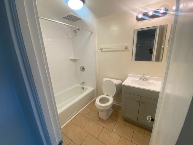 Building Photo - 6 Bedroom 2 Bathroom Single Family Home
