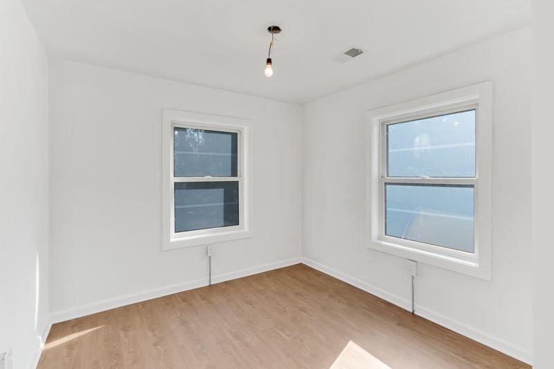 Building Photo - 308 W Queen Ln