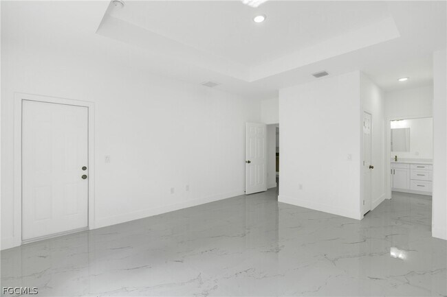 Building Photo - 724 Lamar St E