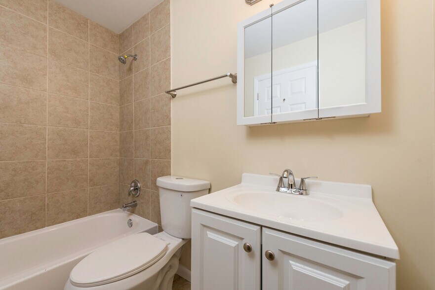 Building Photo - 2634 Woodview Ct