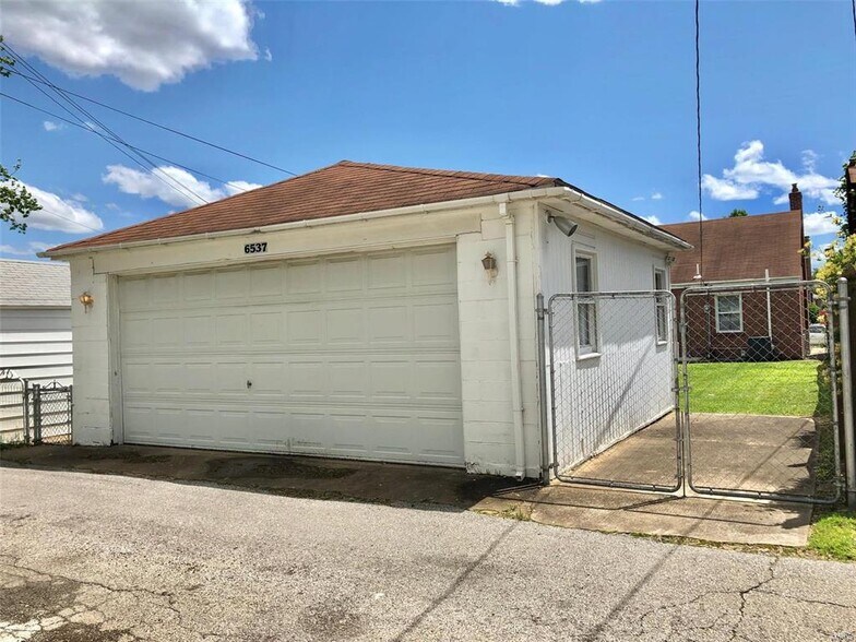 Building Photo - 6537 Mardel Ave