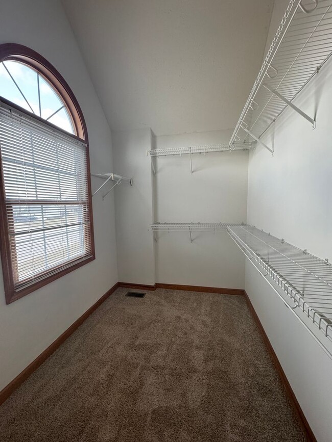 Building Photo - 2047 Parkside Dr