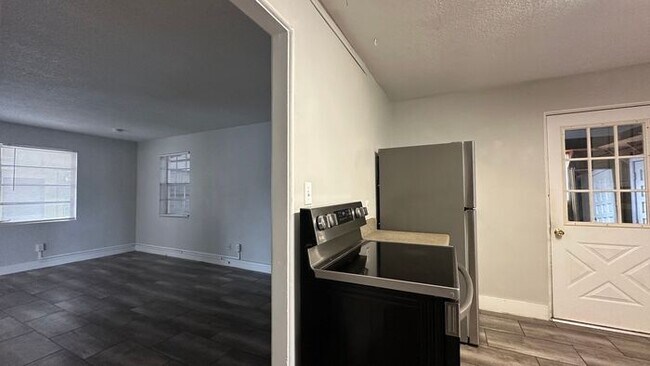 Building Photo - Spacious 3 Bed, 2 Bath Just Minutes from the Beach
