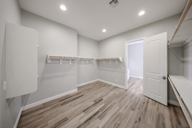 Building Photo - 1424 E Pedro Rd