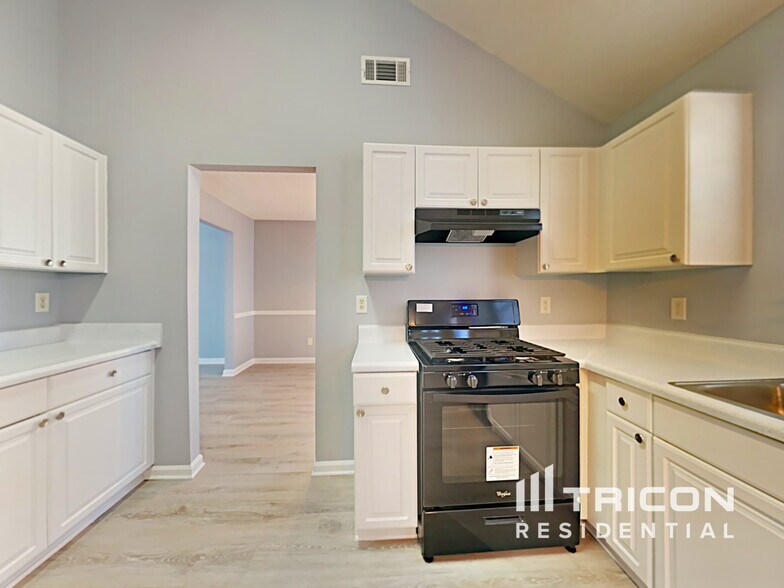 Building Photo - 1100 Village Oaks