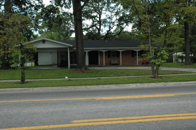 Building Photo - Available Fall 2026! 3 Bed/2 Bath House Right off of NW 34th St. Close to UF