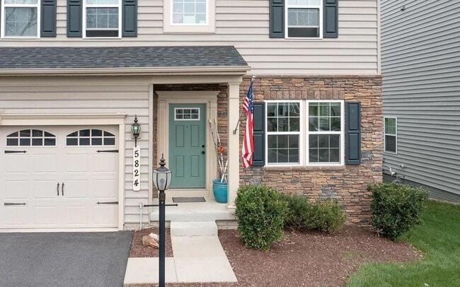 Building Photo - Beautifully maintained SFH in convenient F...