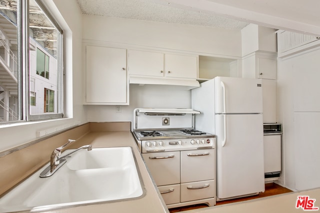 Building Photo - 941 N San Vicente Blvd