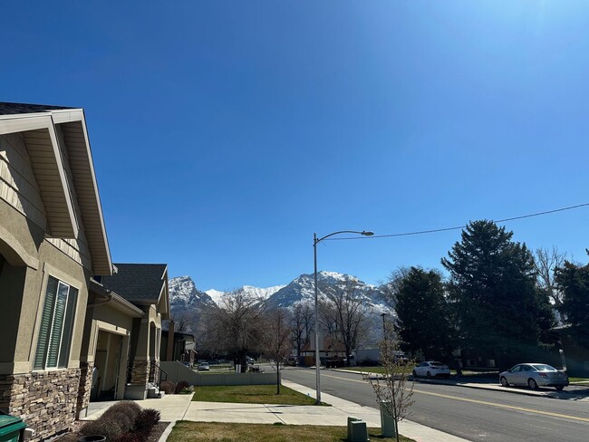 Building Photo - Orem Townhome - Hillcrest Neighborhood