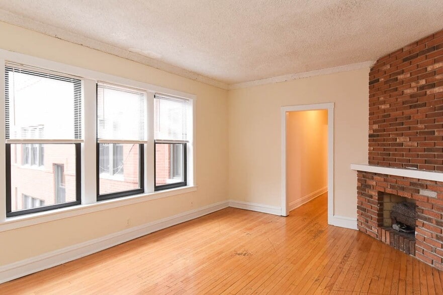 Building Photo - 3626 N Racine Ave