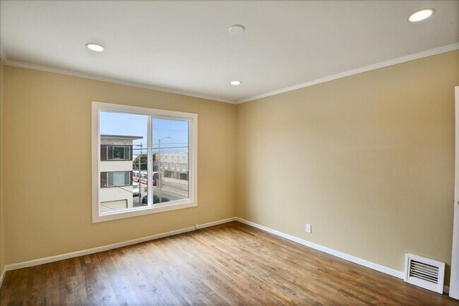 Building Photo - 1400-1402-1402 48th Ave