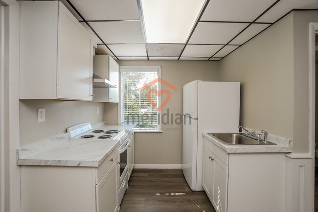 Building Photo - 1BR Furnished and All utilities included!