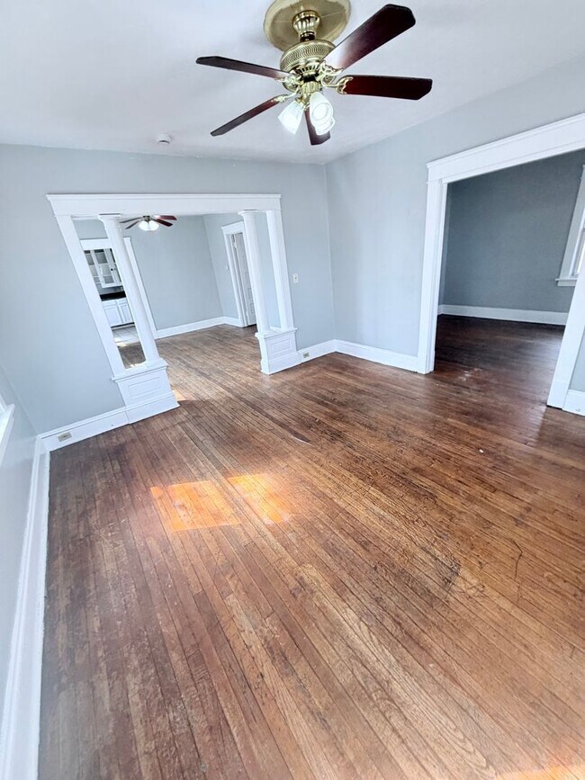 Building Photo - 1114 E 64th St