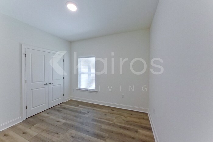 Building Photo - 7936 S Hendrick Dr