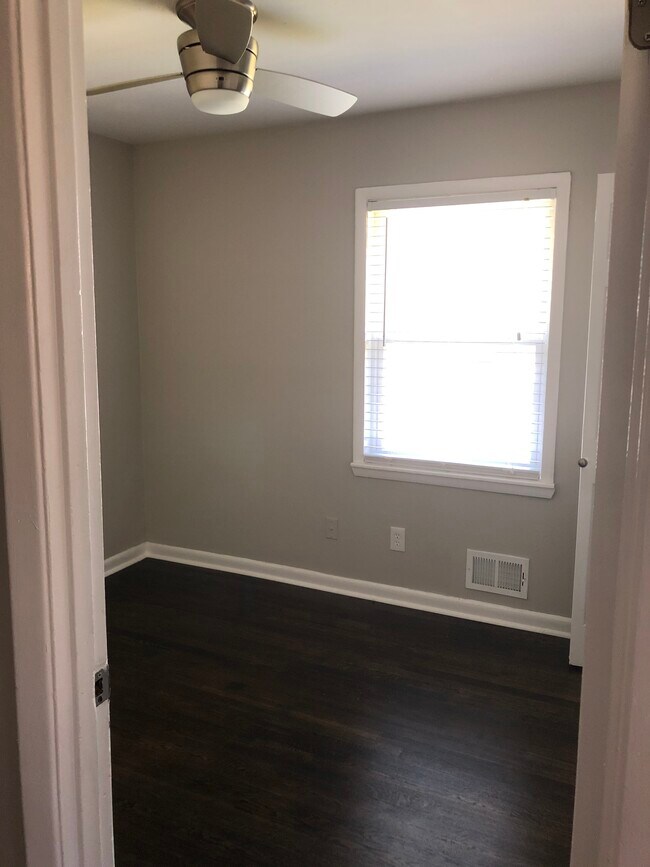 Bed 1 - 1985 Thomasville Dr SE