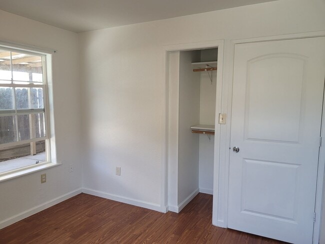 Building Photo - 585 South Ave