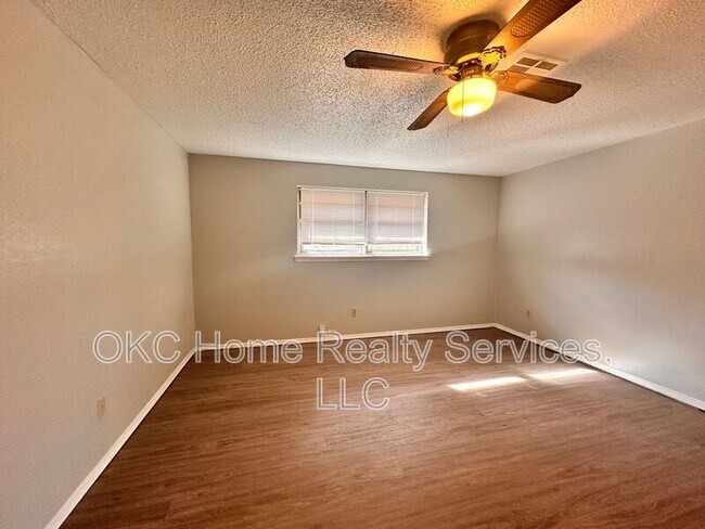 Building Photo - 9313 NE Stardust Ln