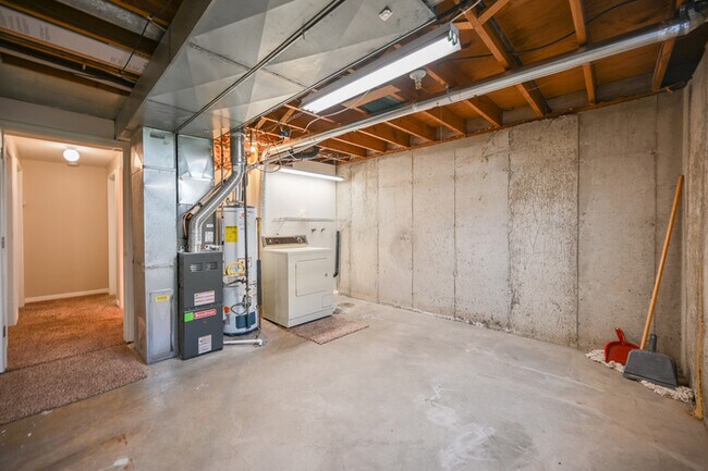 Building Photo - Duplex in Sandy - Available NOW!