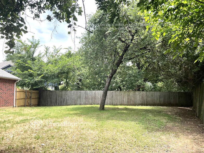Building Photo - 823 Yellowstone Dr