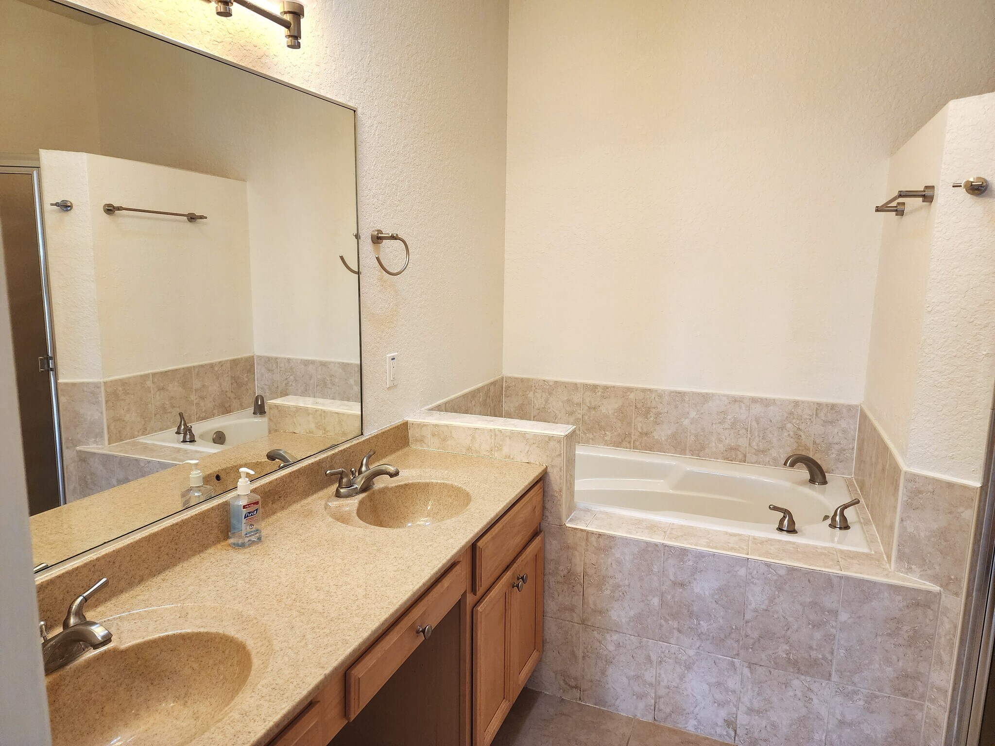 Building Photo - 223 Golf Aire Blvd