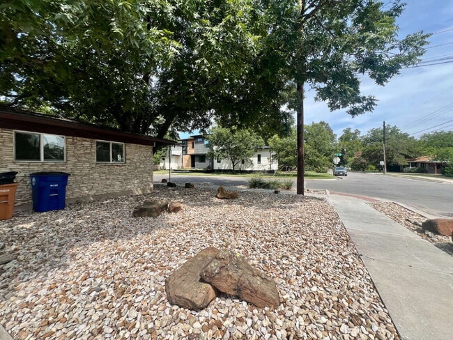 Building Photo - Updated 2-Bedroom Duplex in the Heart of C...