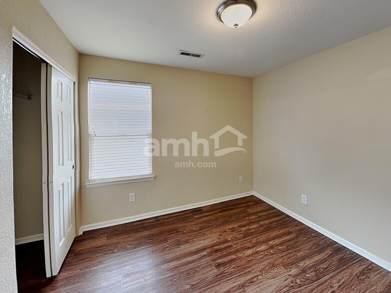 Building Photo - 810 Sunrise Dr