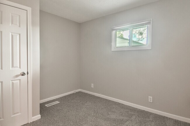 guest room 1 - 7811 Randy Rd