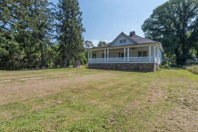 Building Photo - Weaverville Farmhouse Rental!