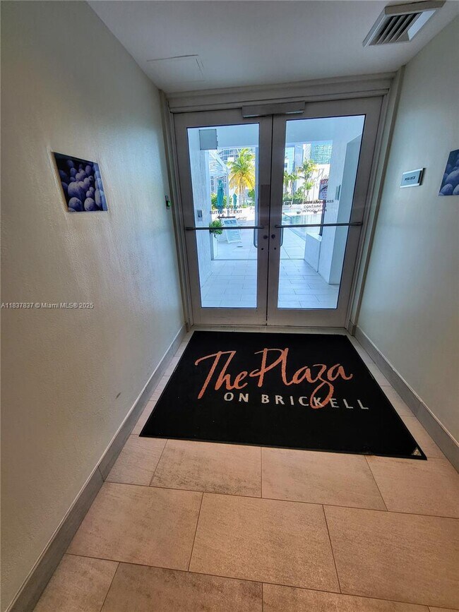 Building Photo - 950 Brickell Bay Dr