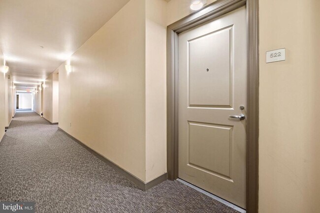 Building Photo - Top Floor Spacious One Bedroom W/Washer & ...