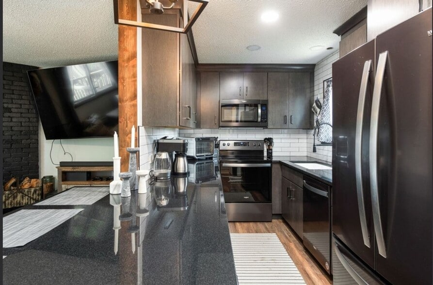 Building Photo - 2700 S Holly St