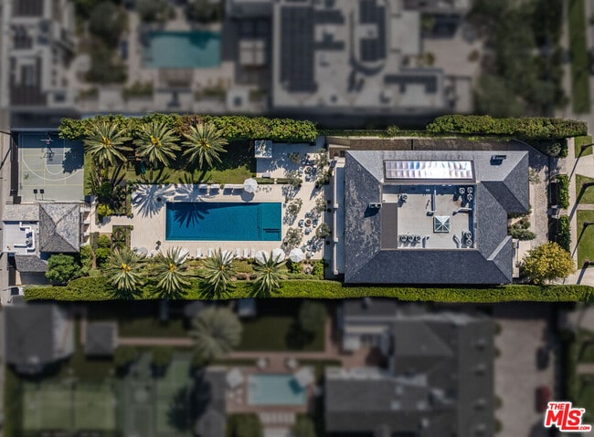 Building Photo - 618 N Beverly Dr