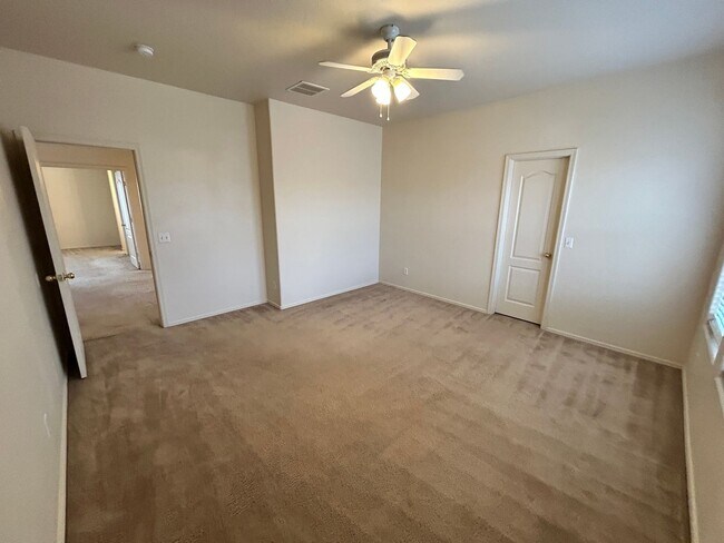 Building Photo - Large 3 Bed / 2 Bath Home with Sparkling P...