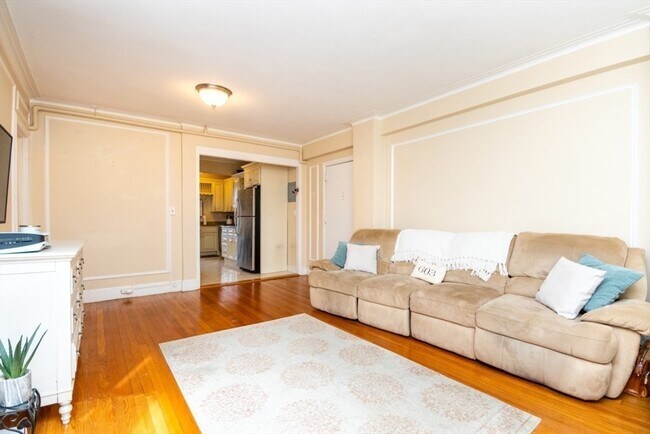 Building Photo - 1450 Beacon St