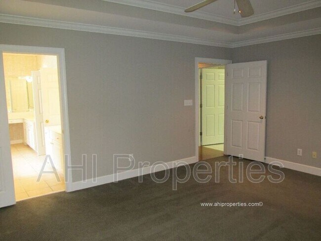 Building Photo - 6031 Rosemont Rd